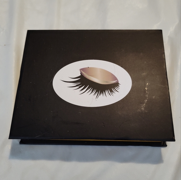 NWT! Magnetic Eyelashes - Picture 10 of 11